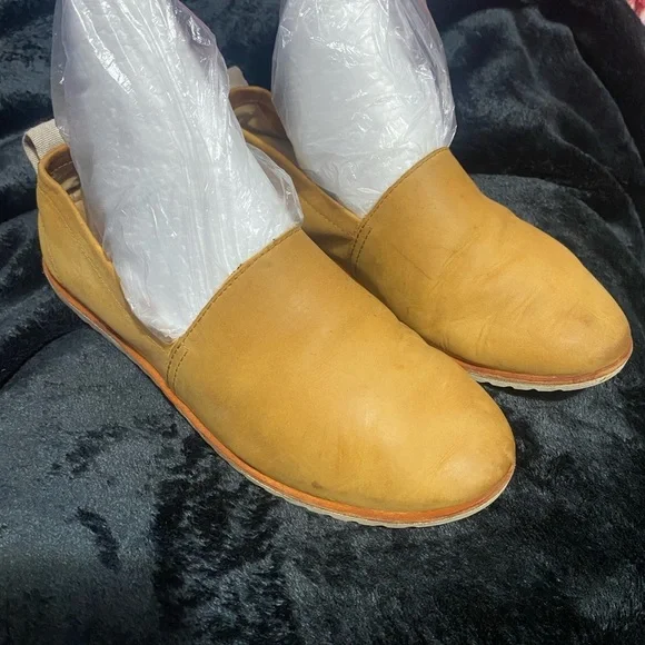 Sorel Tan Loafers Sleek Slip-On Design - Picture 2 of 13